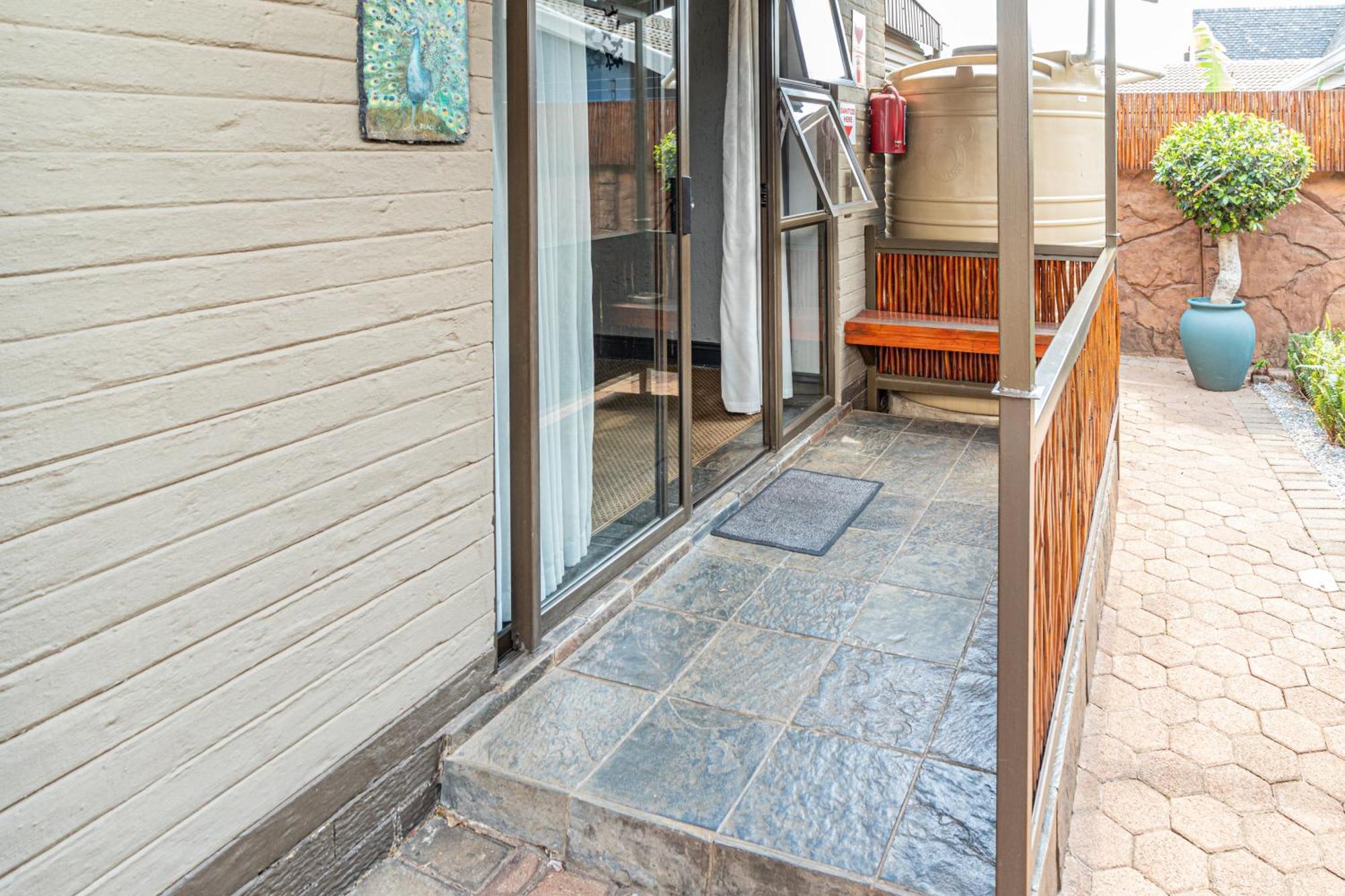Gold Crest Guesthouse Roodepoort Ngoại thất bức ảnh